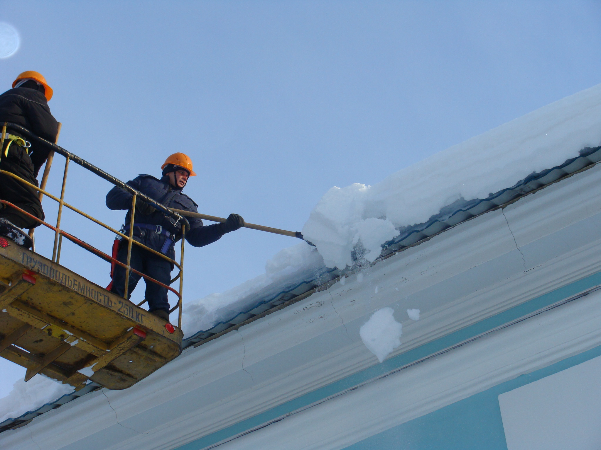 Работы по очистке крыши от снега. Уборка снега с крыш. Очистка снега с крыши. Очистка кровли от снега. Уборка крыши от снега.